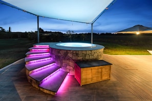 Outdoor spa tub