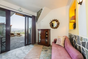 Katrina's Stone House - Entrance with a small sitting area