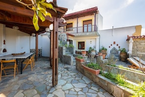 Katrina's Stone House - Stone Paved Veranda with BBQ Facilities and Sunbeds