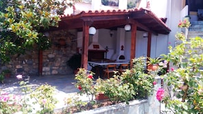 Katrina's Stone House - Stone Paved Veranda with BBQ Facilities and Sunbeds