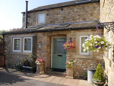 Poppy Cottage No. 1 - with hot tub - 1 bedroom cottage - ideal couples retreat