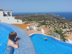 Piscina infinita en dos niveles con vista espectacular sobre el Mediterráneo