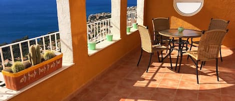 Terraza del apartamento con espectaculares vistas de 180º sobre el Mediterráneo