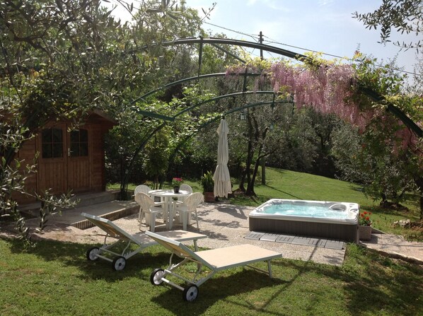 Outdoor spa tub