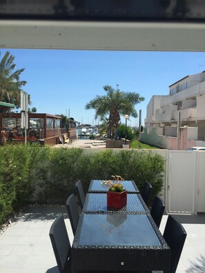 terrasse face au port