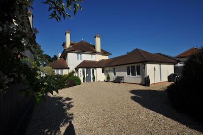 7 Bedroom Contemporary Family Friendly Home Nr Southbourne Beach 