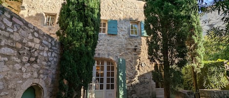 La Maison du Puits from Rue de Fort