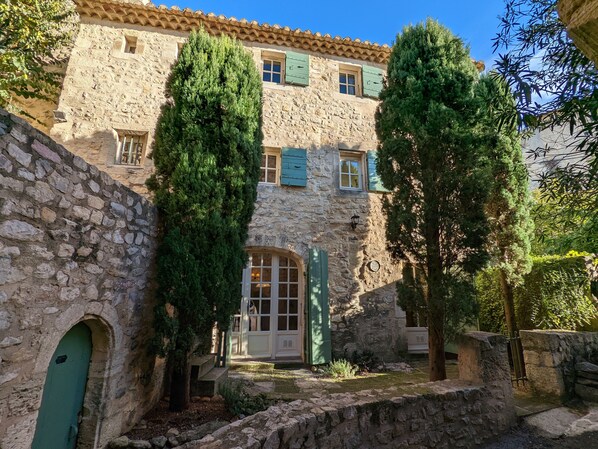 La Maison du Puits from Rue de Fort