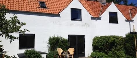 The sunny terrace on the back of the house gives as nice privacy in the garden.