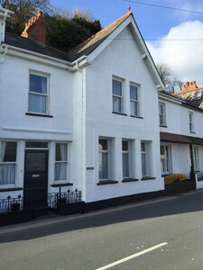 Large 5 Bedroom Sea Front Family Home in Aberdovey Village