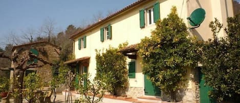 The farmhouse: main facade, south