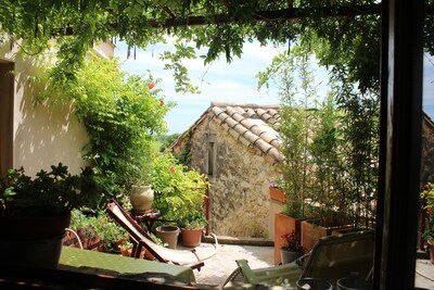 Encantadora casa de pueblo entre el mar y monte bajo, buena vista terrazas orientadas al sur