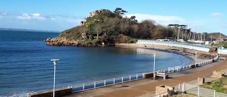 vue de la terrasse sur la promenade front de mer 