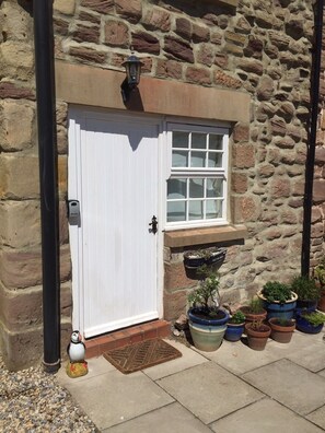Rear entrance to courtyard with Key Safe box