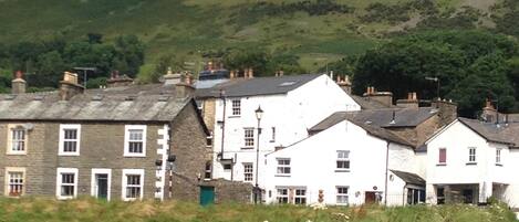 3 Storey white house, with Winder in the background