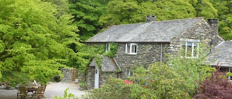 Riverside cottage (4 bed)