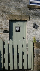 THE NOOK, a cosy 3 bed cottage, newly renovated & pet friendly in Tideswell