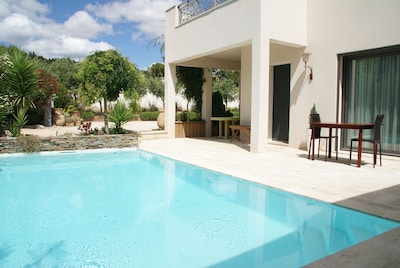 Hermosa villa de estilo moderno con piscina