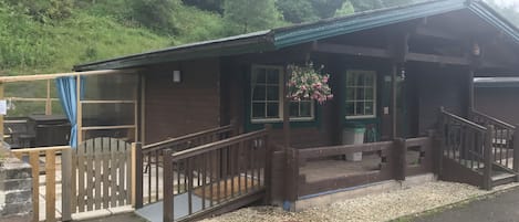 3 Bedroom Lodge with Hot-tub, pets welcome, self catering