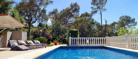 Swimming Pool with lush green Garden & high quality wooden sunbeds!