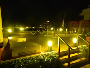 Klubhaus bei Nacht