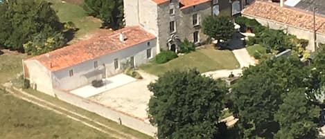 Le domaine complet vu du ciel. La location est sur la gauche, avec la terrasse.