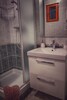 Salle de bain équipée avec sèche-linge, machine à laver, sèche-cheveux,...