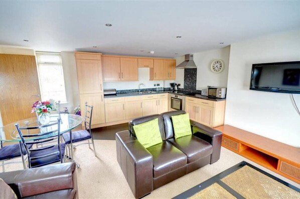 Kitchen, dining and lounge area