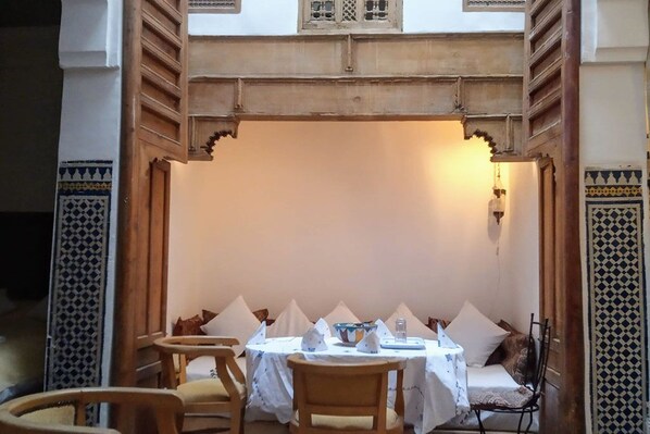 la table du patio, coin repas - the patio table, dining area