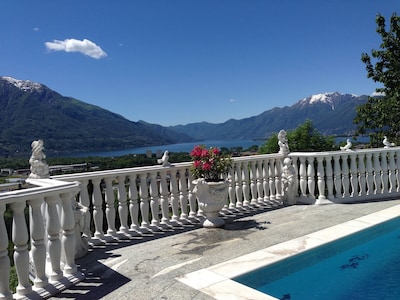 Casa de vacaciones romántica con una vista fantástica del lago Maggiore y la piscina. 