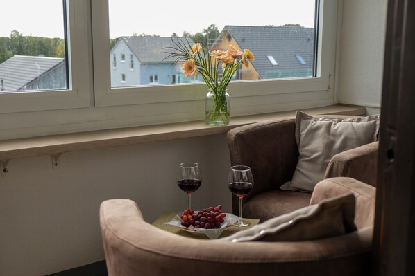 Sonnige Loggia mit Südausrichtung, Dank Verglasung auch bei Regen gemütlich