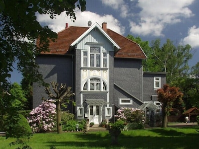 holiday apartment in Jugendstilhaus in a quiet site, spa gardens, hiking trails