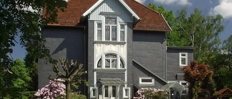 Ansicht 'Villa Waldhaus' mit Hauseingang