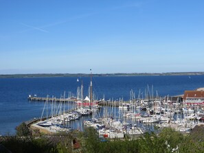 Blick vom Esstisch auf Yachthafen