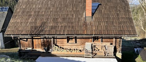 Terrasse nach Osten (hier mit einem frischen Hauch Schnee)