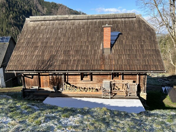 Terrasse nach Osten (hier mit einem frischen Hauch Schnee)