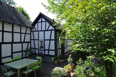 Casa de entramado de madera idílica completamente renovada en un patio protegido 
