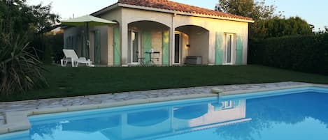 piscine à l'est vue sur la loggia 