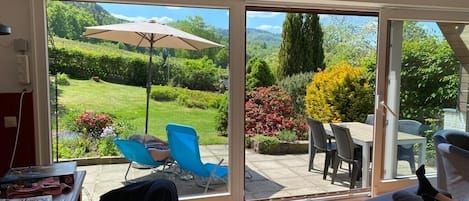 Panoramablick von dem Wohnzimmer in den Garten und auf den Schäderberg