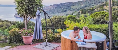 Der neue Hot Tub auf der Terrasse lässt sich mit Holz heizen.