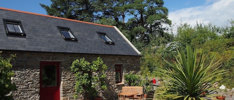 Das Cottage mit Terrasse und eigenem Sitzbereich. 