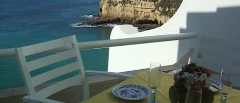 Terrasse  über dem Meer mit schönen Ausblick wenn die Sonne im Meer versinkt