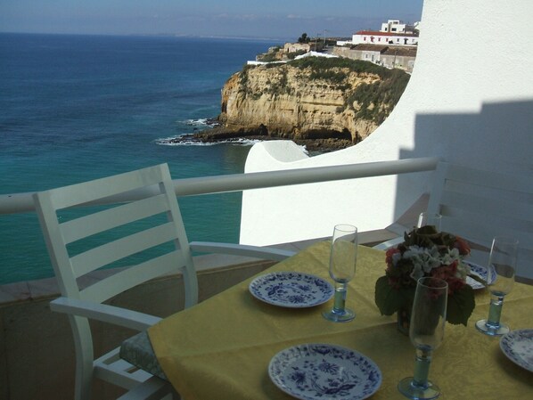 Terrasse  über dem Meer mit schönen Ausblick wenn die Sonne im Meer versinkt