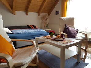 Wohnzimmer mit ausgezogener Schlafcouch