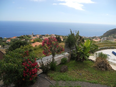 CASA BOUGAINVILHA apartment with spectacular sea views and on Arco da Calhet