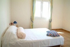 Bedroom 1, double bed