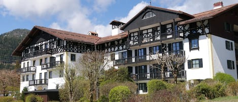 Ansicht Gebäude - Wohnung im EG mit Terrasse