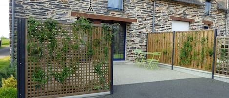 facade gite avec terrasse et parking