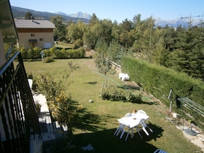 Vue sur le jardin du balcon.