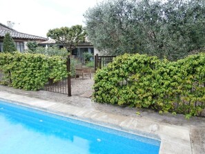 accés à la piscine vue du gîte